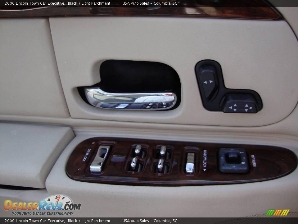 2000 Lincoln Town Car Executive Black / Light Parchment Photo #7