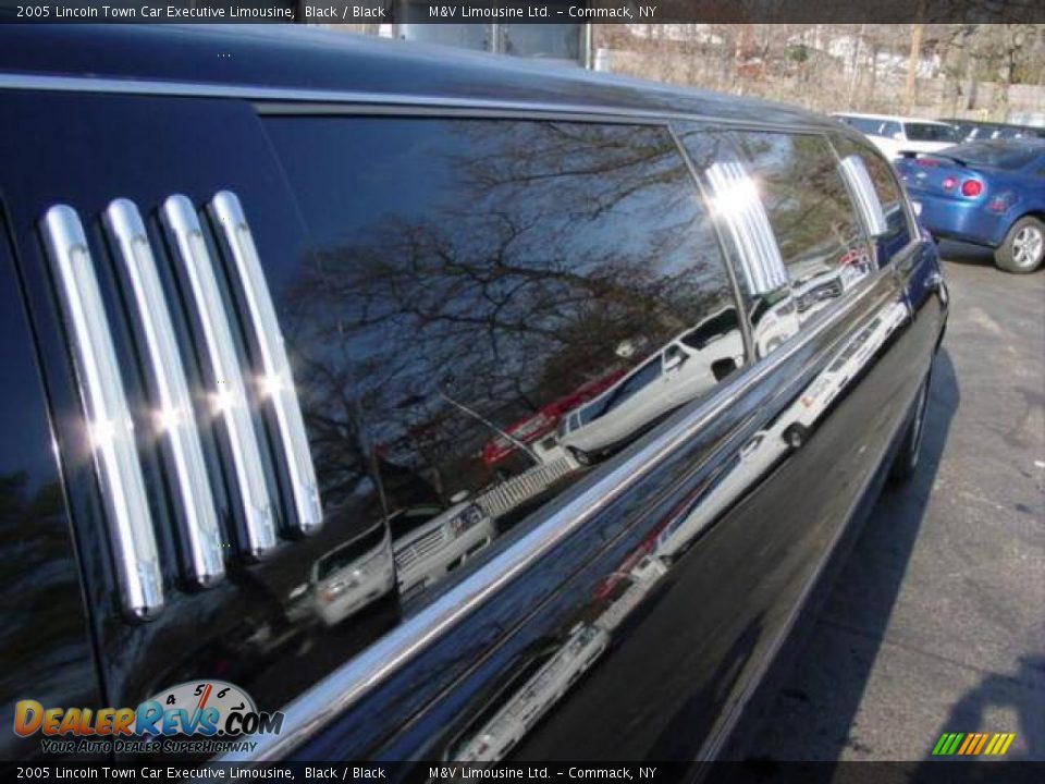 2005 Lincoln Town Car Executive Limousine Black / Black Photo #14