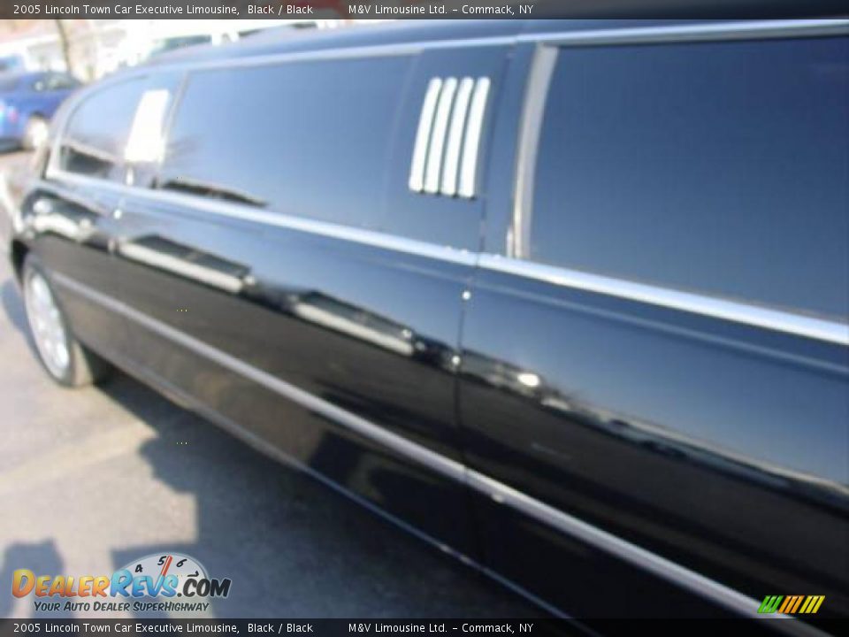 2005 Lincoln Town Car Executive Limousine Black / Black Photo #15