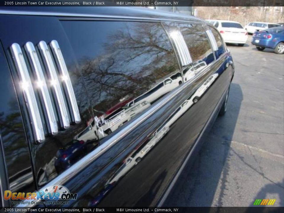 2005 Lincoln Town Car Executive Limousine Black / Black Photo #16