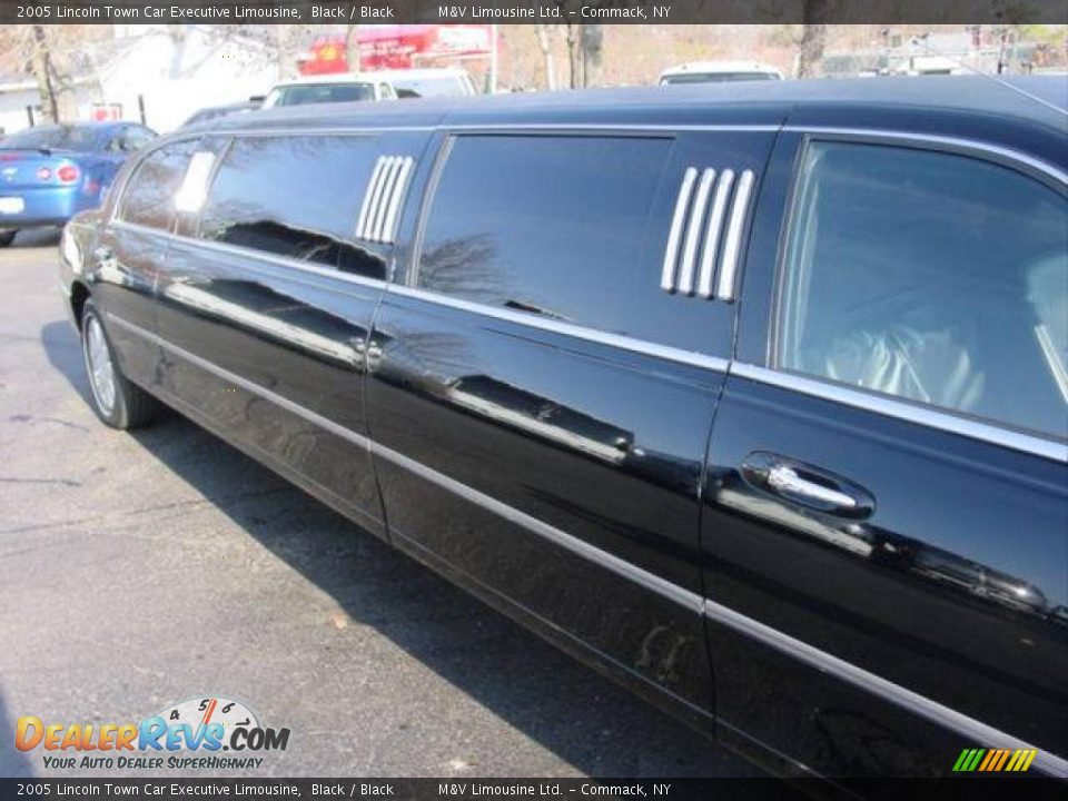 2005 Lincoln Town Car Executive Limousine Black / Black Photo #17