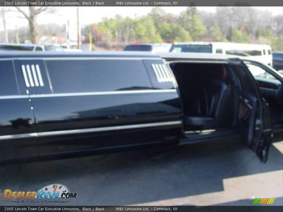 2005 Lincoln Town Car Executive Limousine Black / Black Photo #18