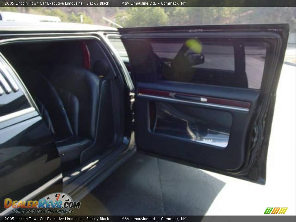 2005 Lincoln Town Car Executive Limousine Black / Black Photo #19
