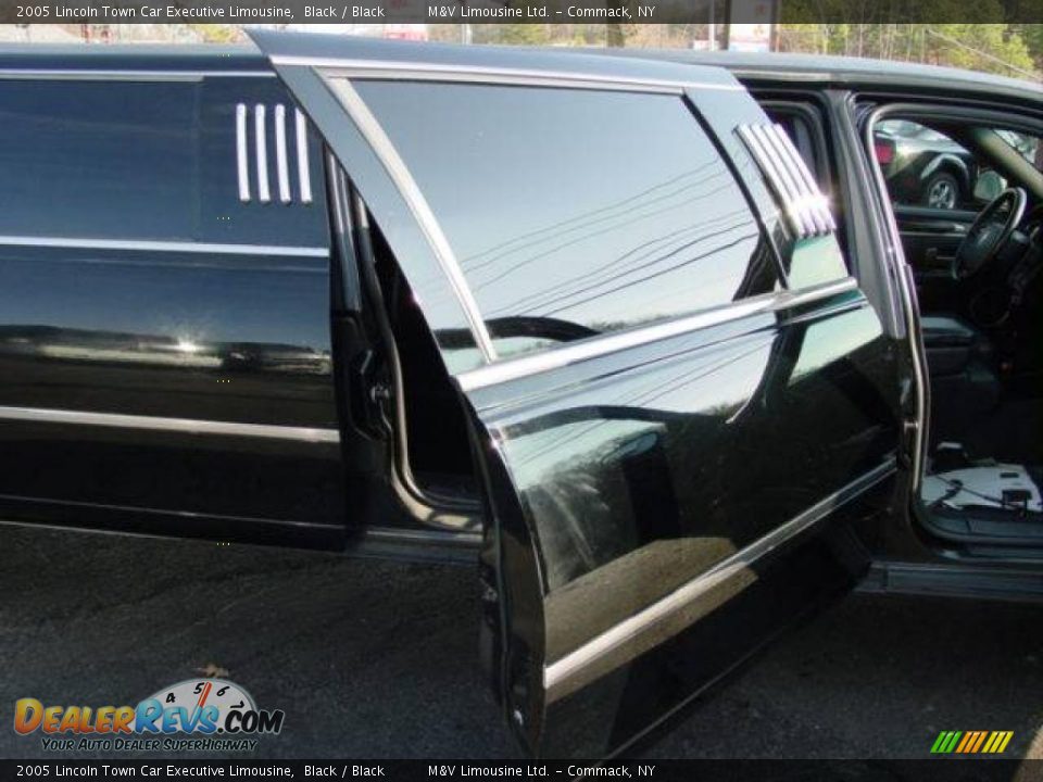 2005 Lincoln Town Car Executive Limousine Black / Black Photo #21