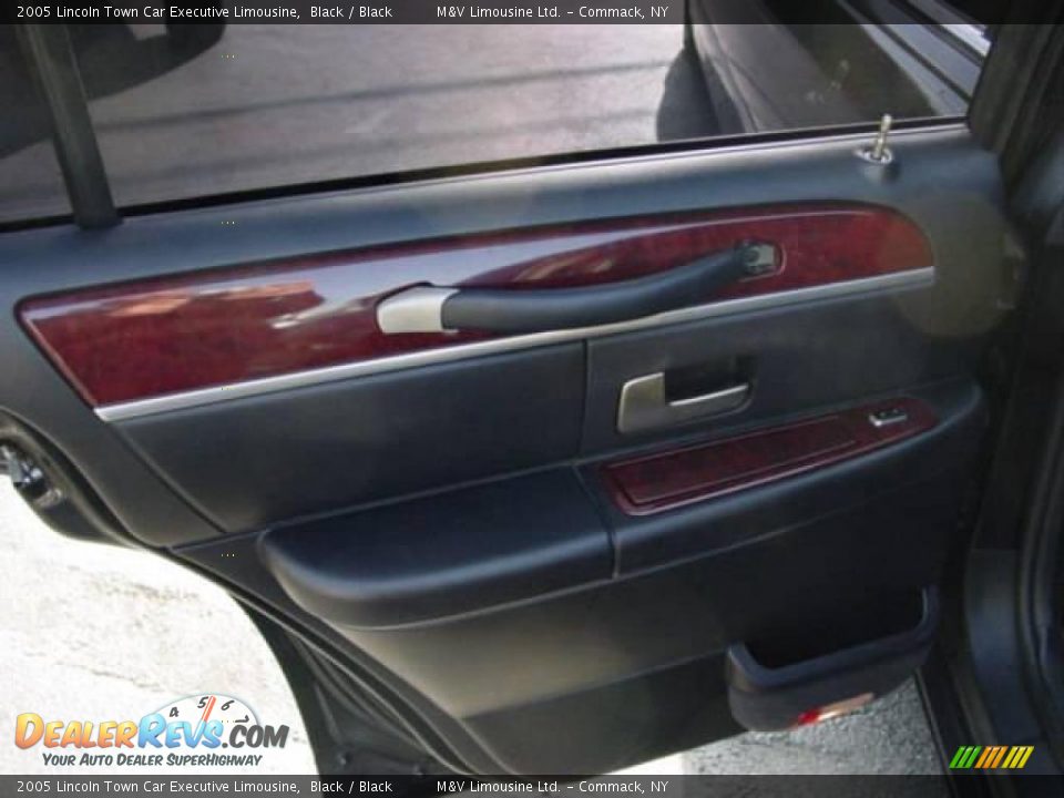 2005 Lincoln Town Car Executive Limousine Black / Black Photo #22