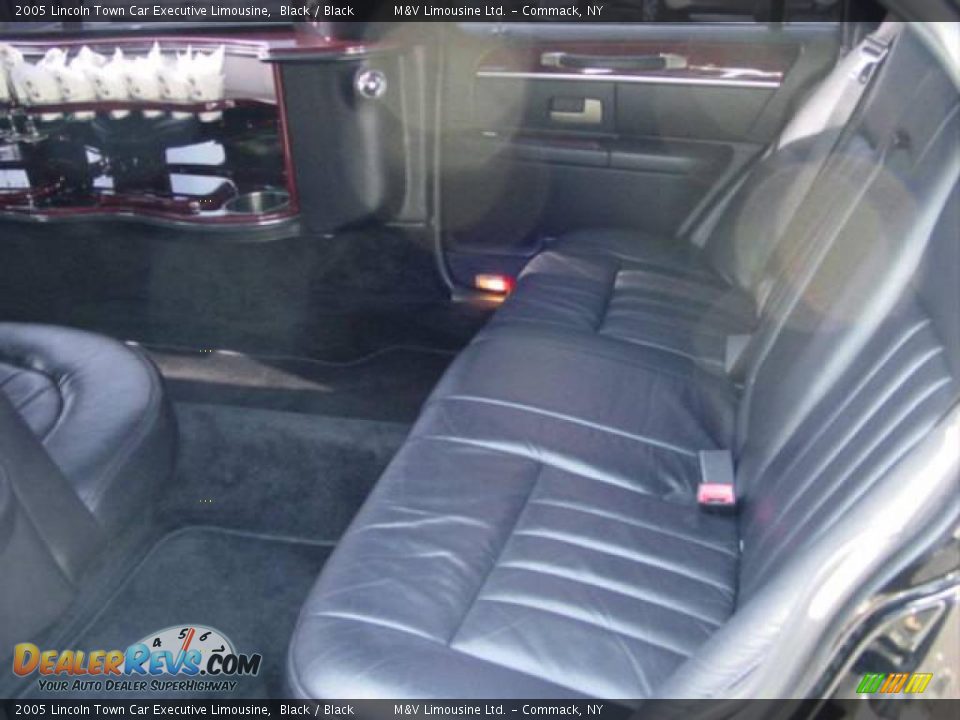 2005 Lincoln Town Car Executive Limousine Black / Black Photo #23