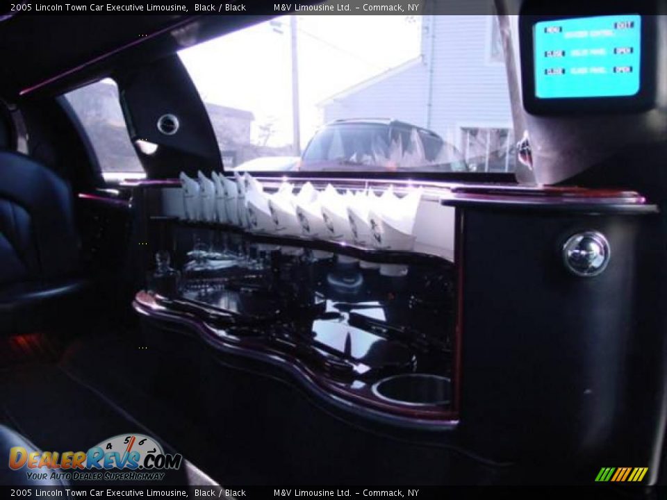 2005 Lincoln Town Car Executive Limousine Black / Black Photo #27