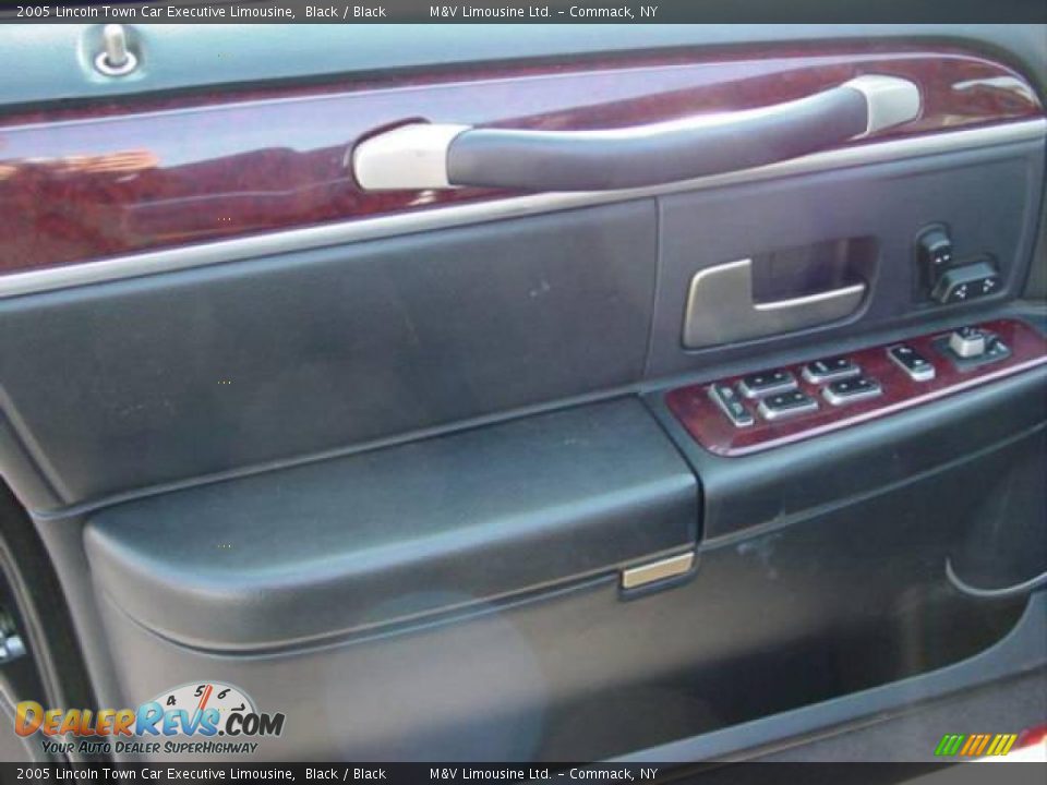 2005 Lincoln Town Car Executive Limousine Black / Black Photo #33