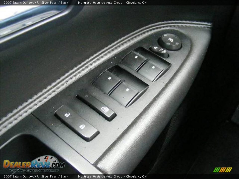 2007 Saturn Outlook XR Silver Pearl / Black Photo #23
