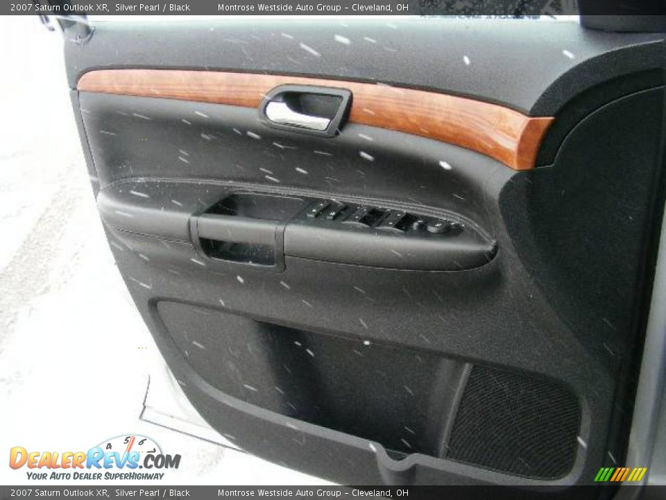 2007 Saturn Outlook XR Silver Pearl / Black Photo #24