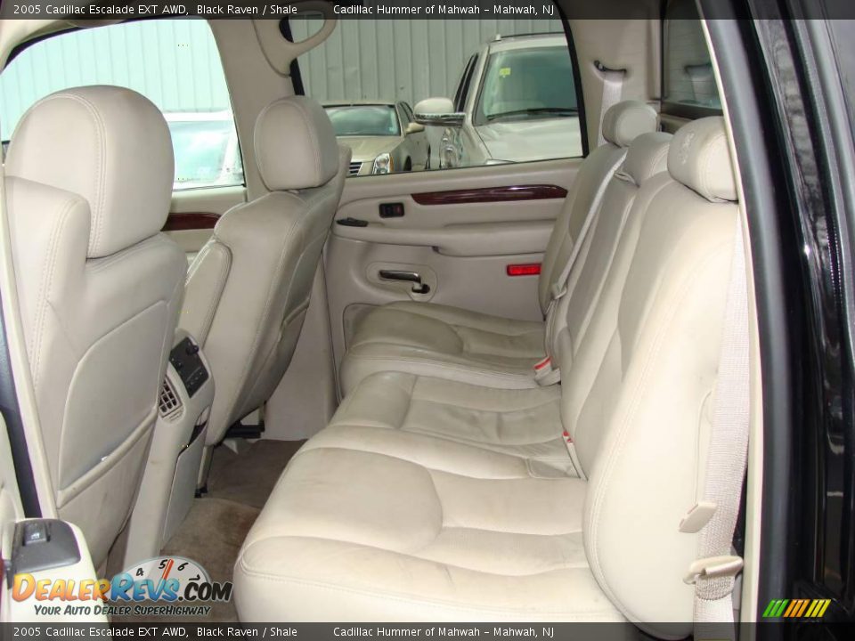 2005 Cadillac Escalade EXT AWD Black Raven / Shale Photo #17