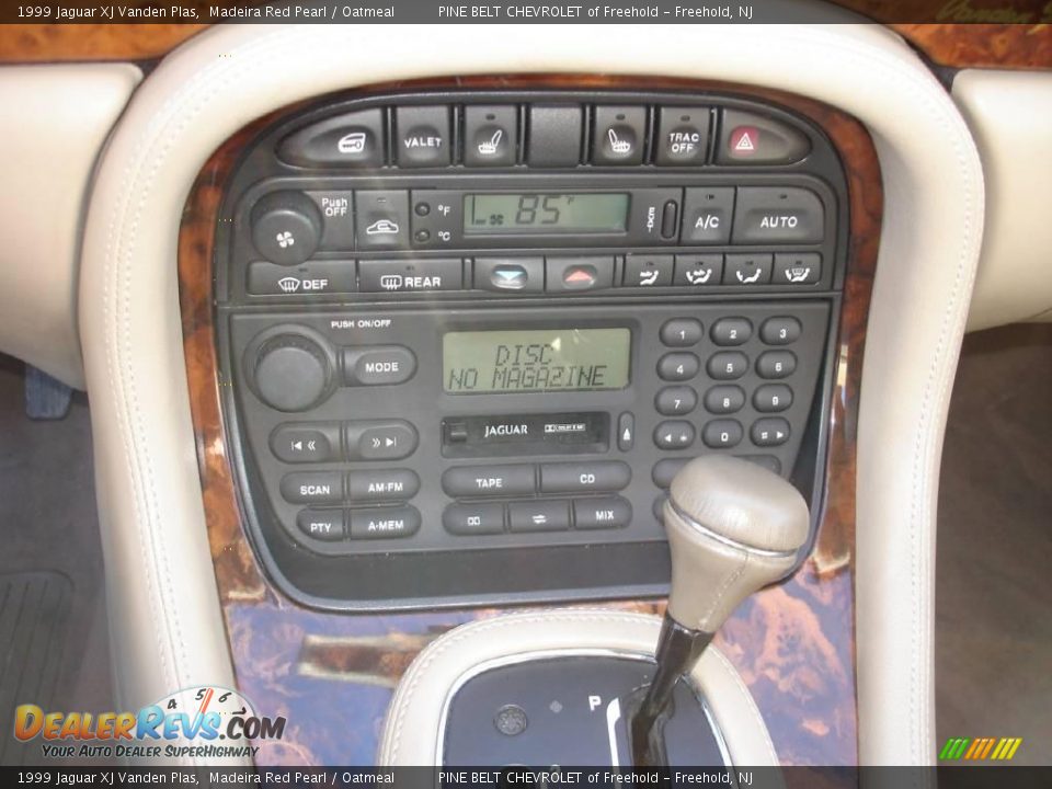 1999 Jaguar XJ Vanden Plas Madeira Red Pearl / Oatmeal Photo #15
