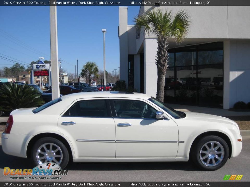 2010 Chrysler 300 Touring Cool Vanilla White / Dark Khaki/Light Graystone Photo #4