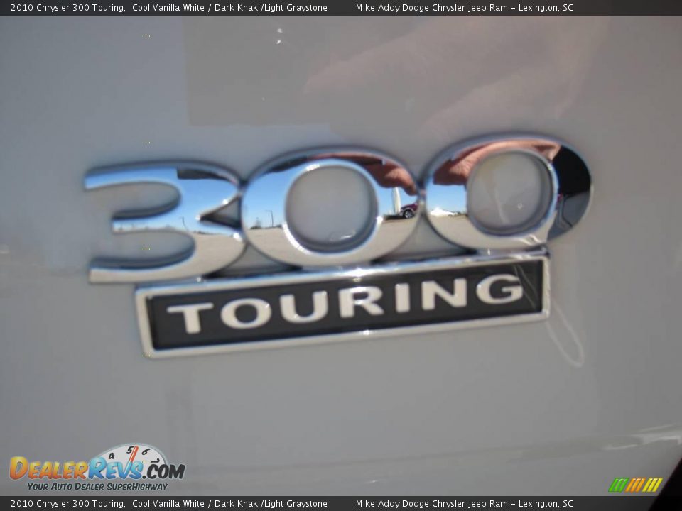 2010 Chrysler 300 Touring Cool Vanilla White / Dark Khaki/Light Graystone Photo #7
