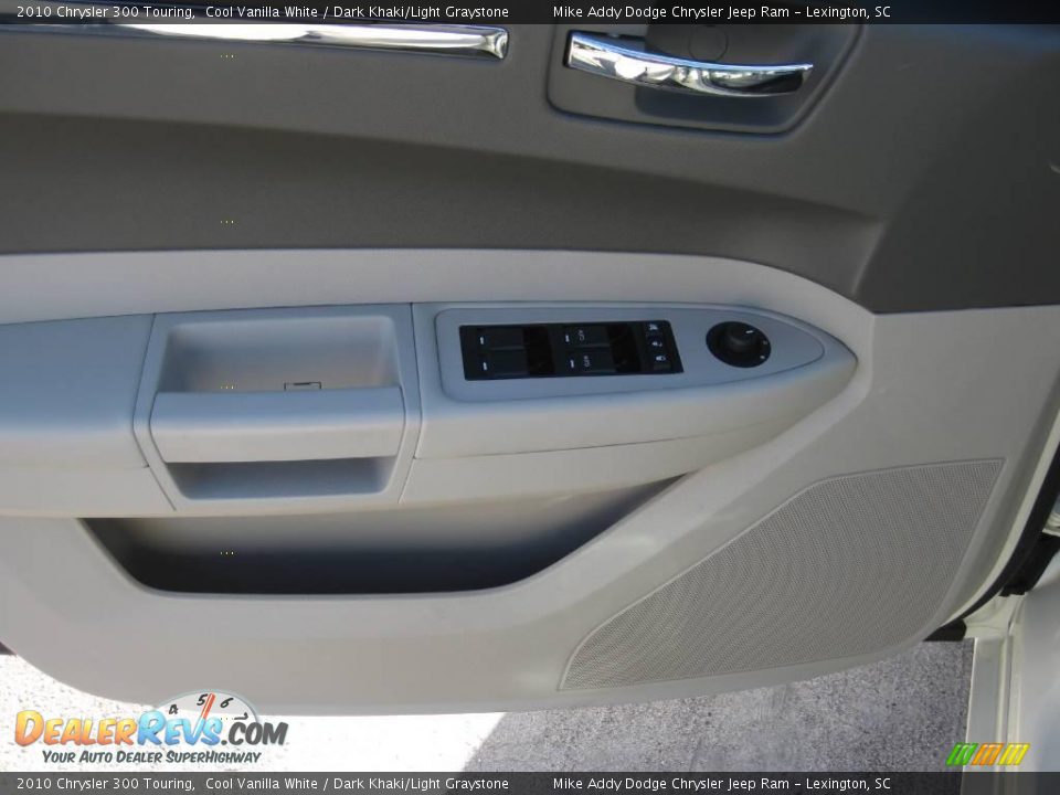 2010 Chrysler 300 Touring Cool Vanilla White / Dark Khaki/Light Graystone Photo #9