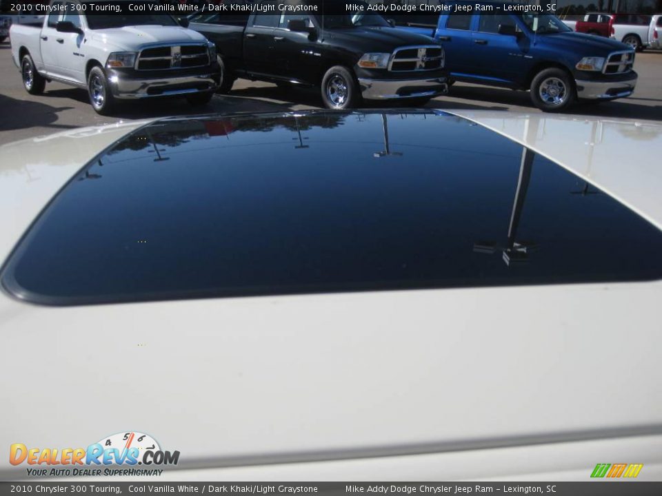 2010 Chrysler 300 Touring Cool Vanilla White / Dark Khaki/Light Graystone Photo #11