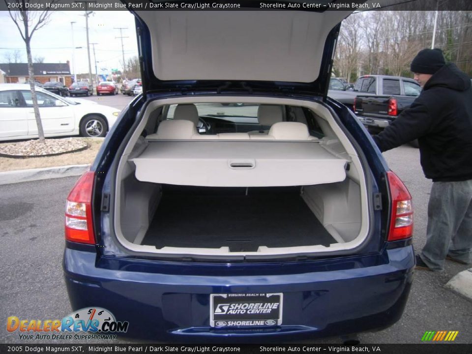 2005 Dodge Magnum SXT Midnight Blue Pearl / Dark Slate Gray/Light Graystone Photo #11