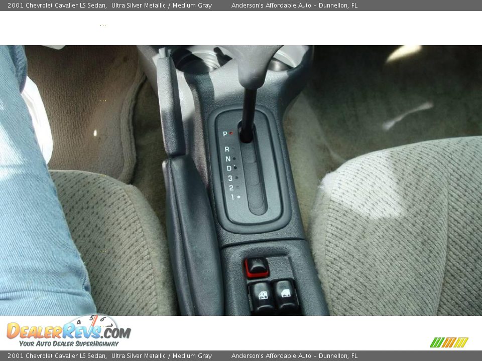 2001 Chevrolet Cavalier LS Sedan Ultra Silver Metallic / Medium Gray Photo #15