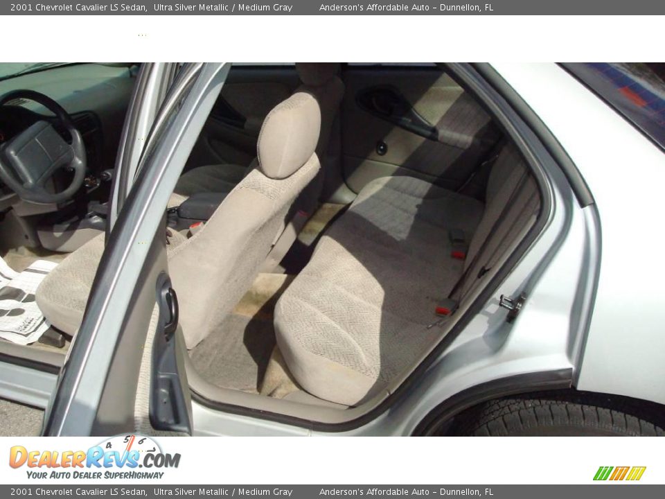 2001 Chevrolet Cavalier LS Sedan Ultra Silver Metallic / Medium Gray Photo #18