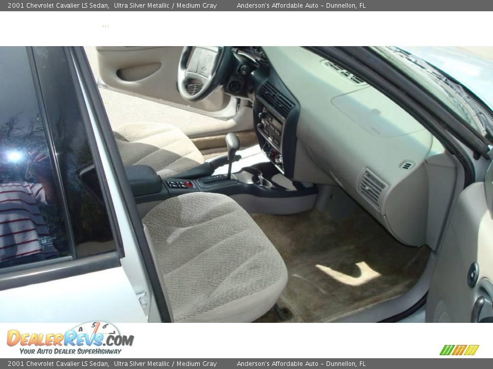 2001 Chevrolet Cavalier LS Sedan Ultra Silver Metallic / Medium Gray Photo #19