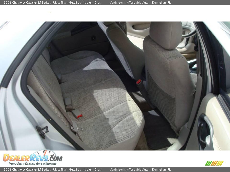 2001 Chevrolet Cavalier LS Sedan Ultra Silver Metallic / Medium Gray Photo #20