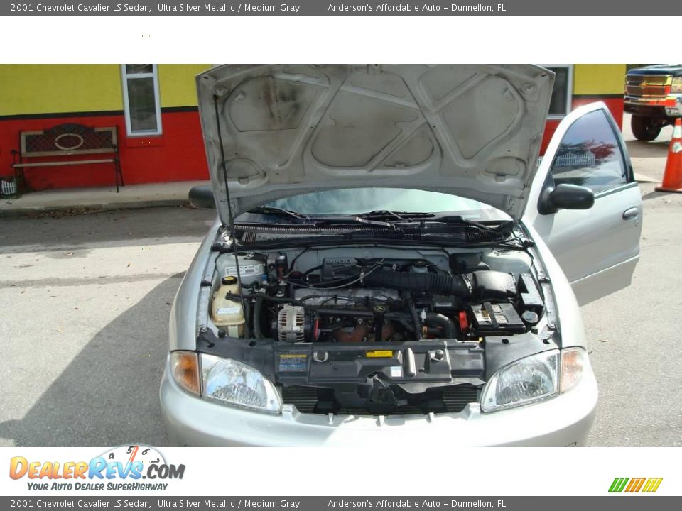 2001 Chevrolet Cavalier LS Sedan Ultra Silver Metallic / Medium Gray Photo #21