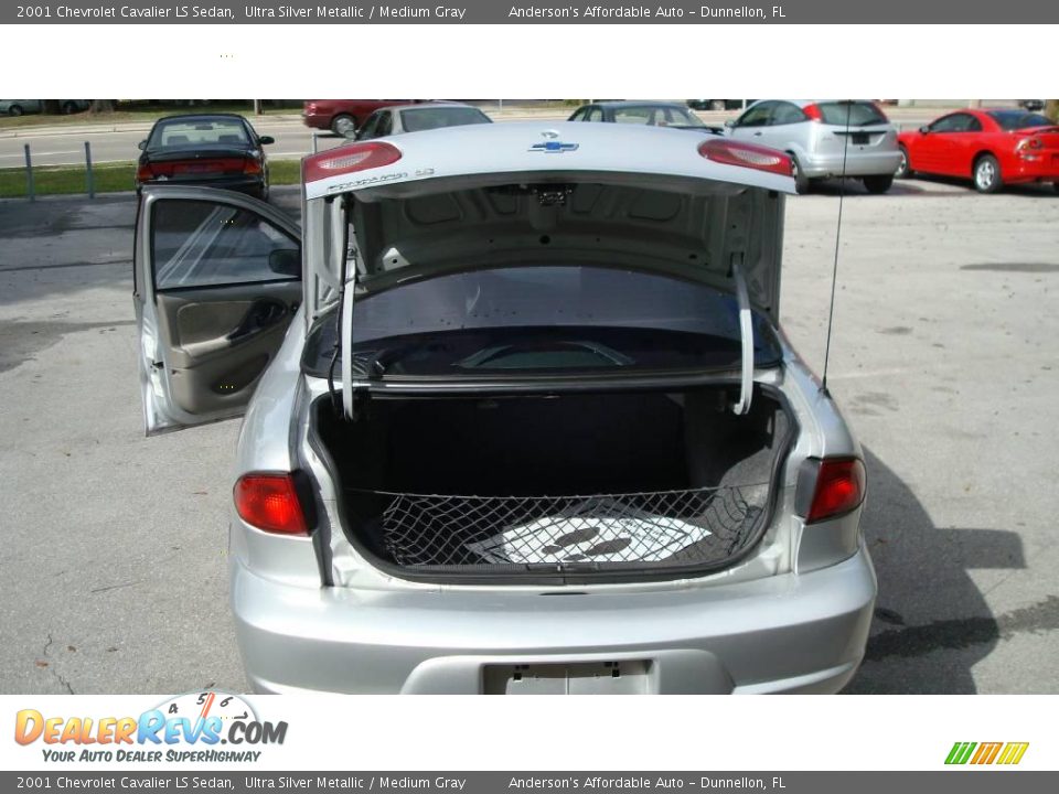 2001 Chevrolet Cavalier LS Sedan Ultra Silver Metallic / Medium Gray Photo #26