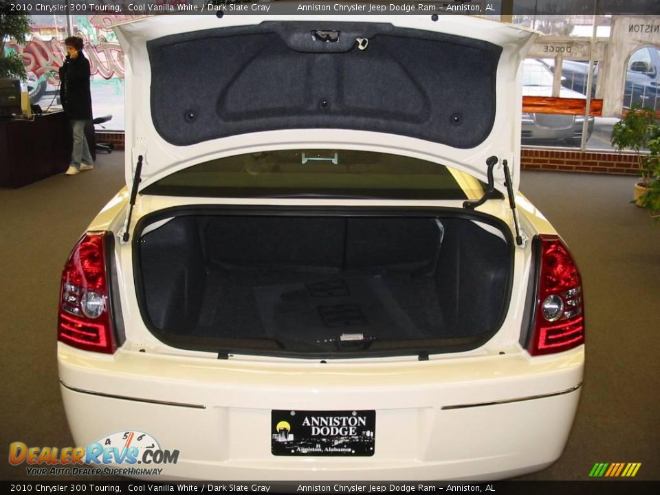 2010 Chrysler 300 Touring Cool Vanilla White / Dark Slate Gray Photo #14
