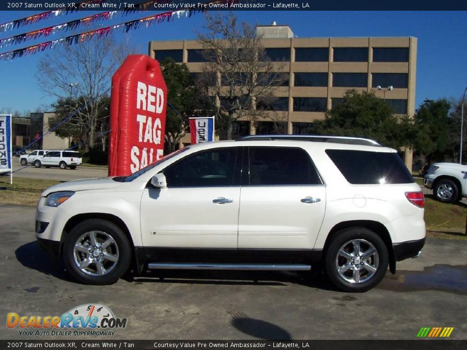 2007 Saturn Outlook XR Cream White / Tan Photo #2