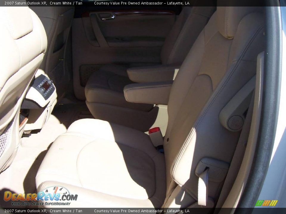 2007 Saturn Outlook XR Cream White / Tan Photo #9