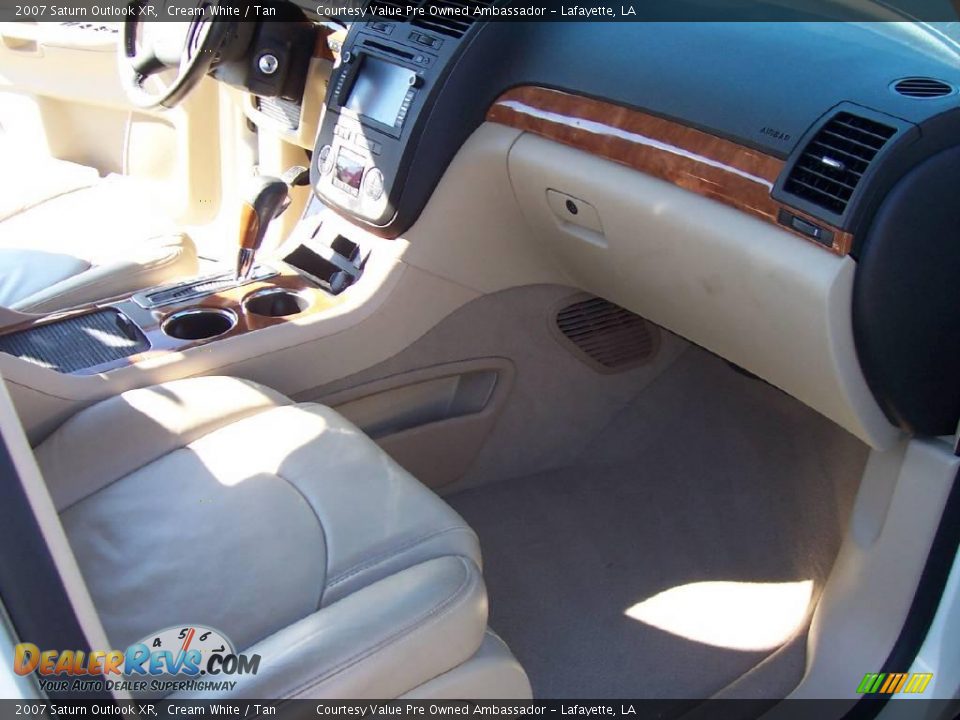 2007 Saturn Outlook XR Cream White / Tan Photo #10