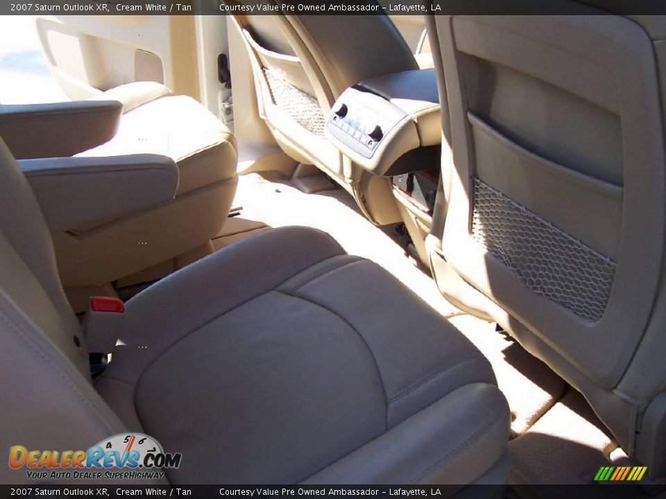 2007 Saturn Outlook XR Cream White / Tan Photo #11