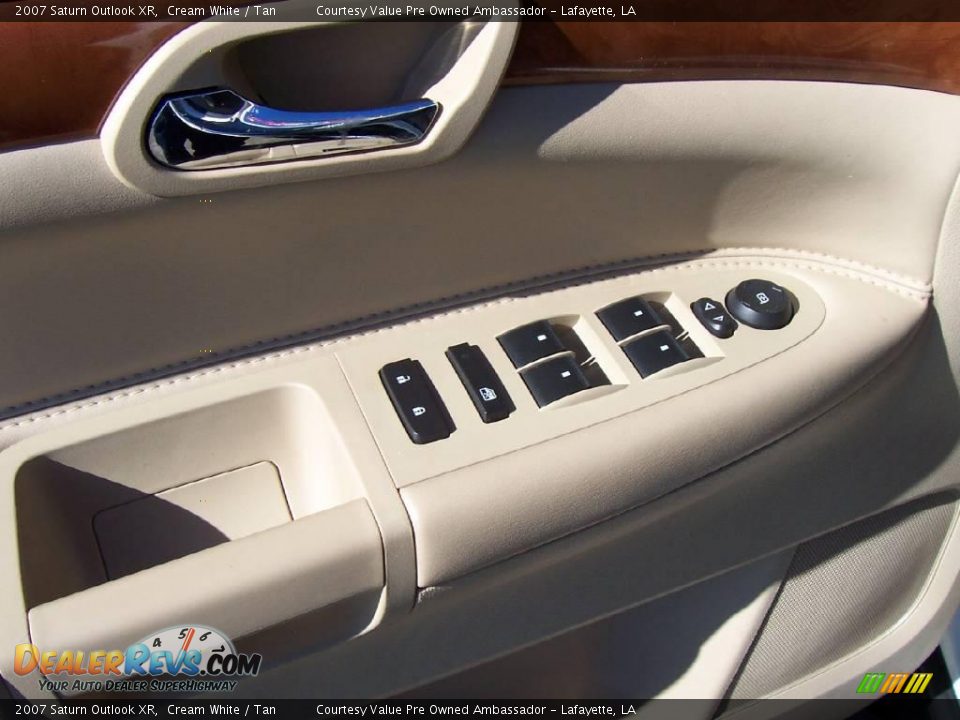 2007 Saturn Outlook XR Cream White / Tan Photo #13