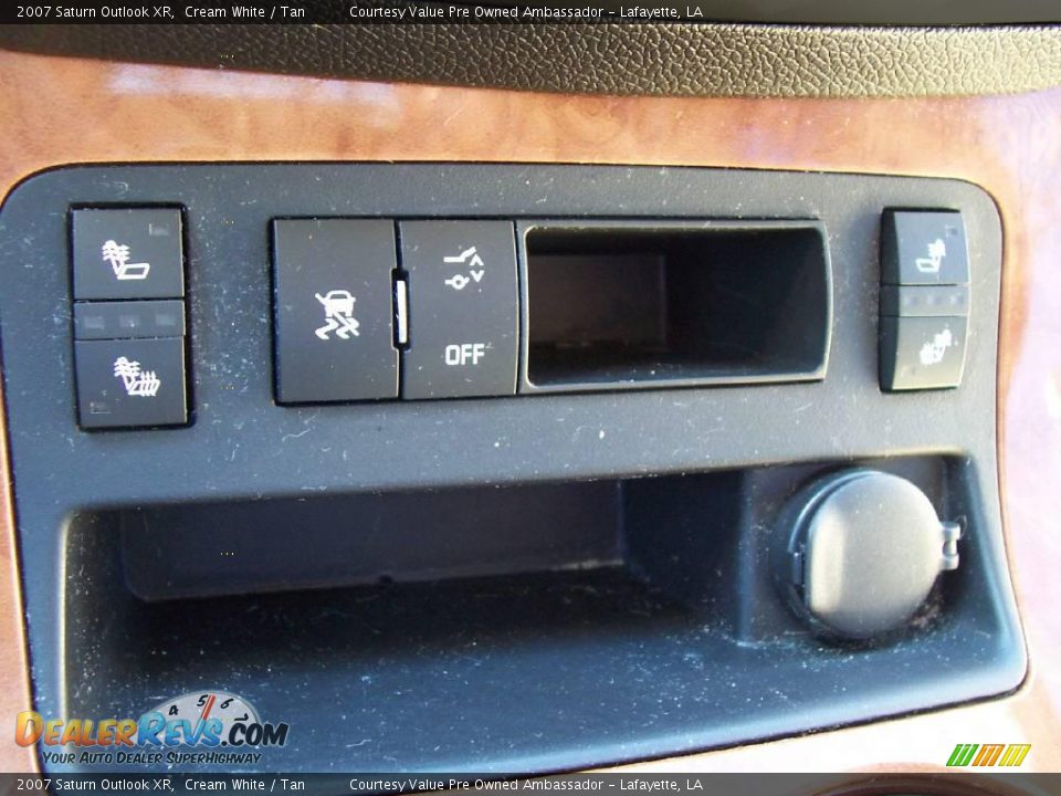 2007 Saturn Outlook XR Cream White / Tan Photo #16