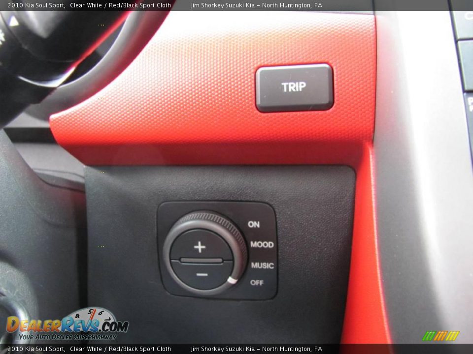 2010 Kia Soul Sport Clear White / Red/Black Sport Cloth Photo #16