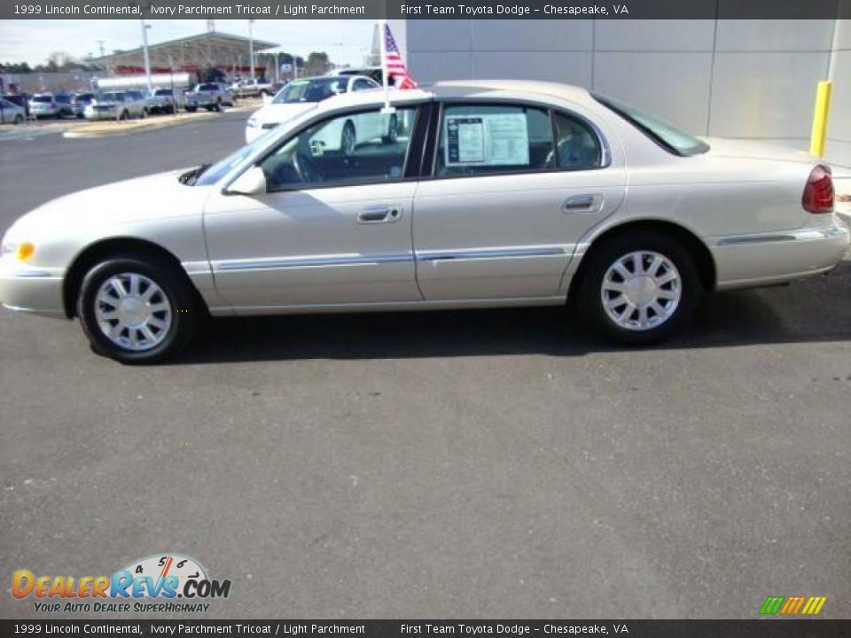 1999 Lincoln Continental Ivory Parchment Tricoat / Light Parchment Photo #2