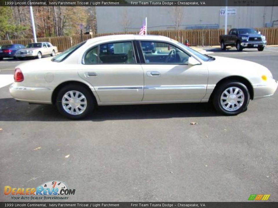 1999 Lincoln Continental Ivory Parchment Tricoat / Light Parchment Photo #6