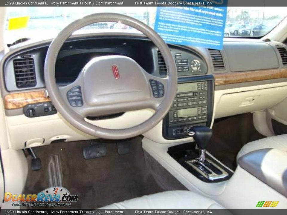 1999 Lincoln Continental Ivory Parchment Tricoat / Light Parchment Photo #11