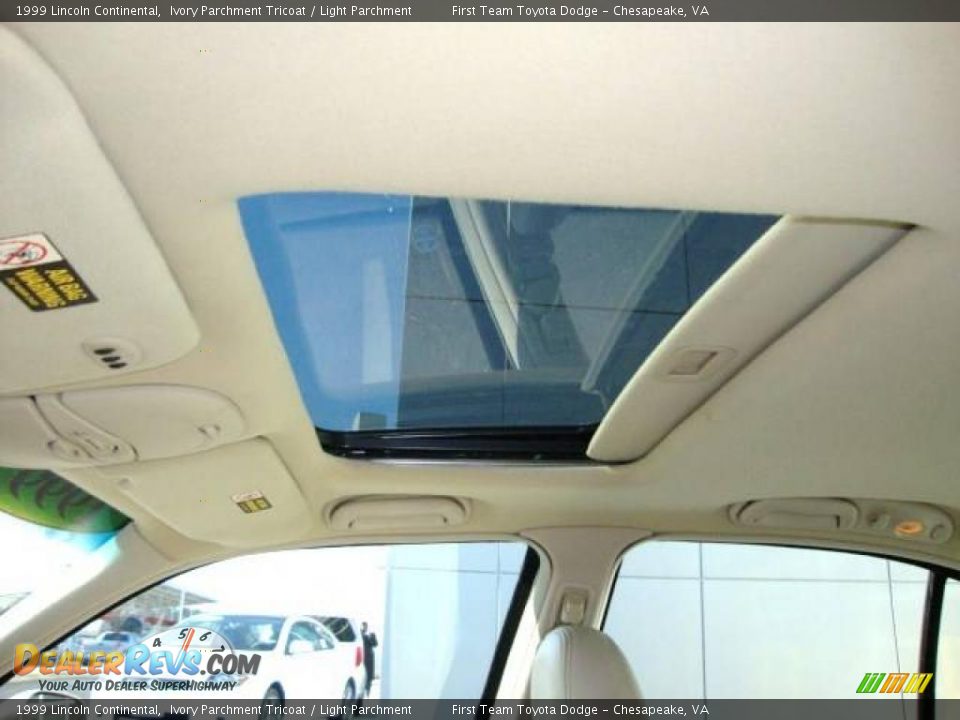 1999 Lincoln Continental Ivory Parchment Tricoat / Light Parchment Photo #12