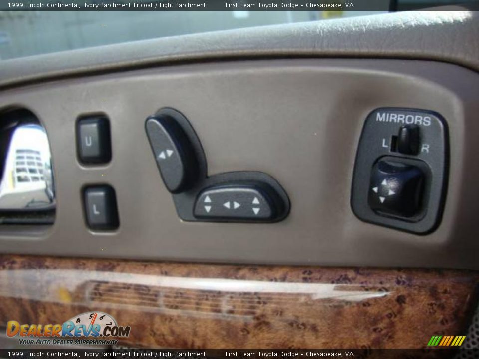 1999 Lincoln Continental Ivory Parchment Tricoat / Light Parchment Photo #19