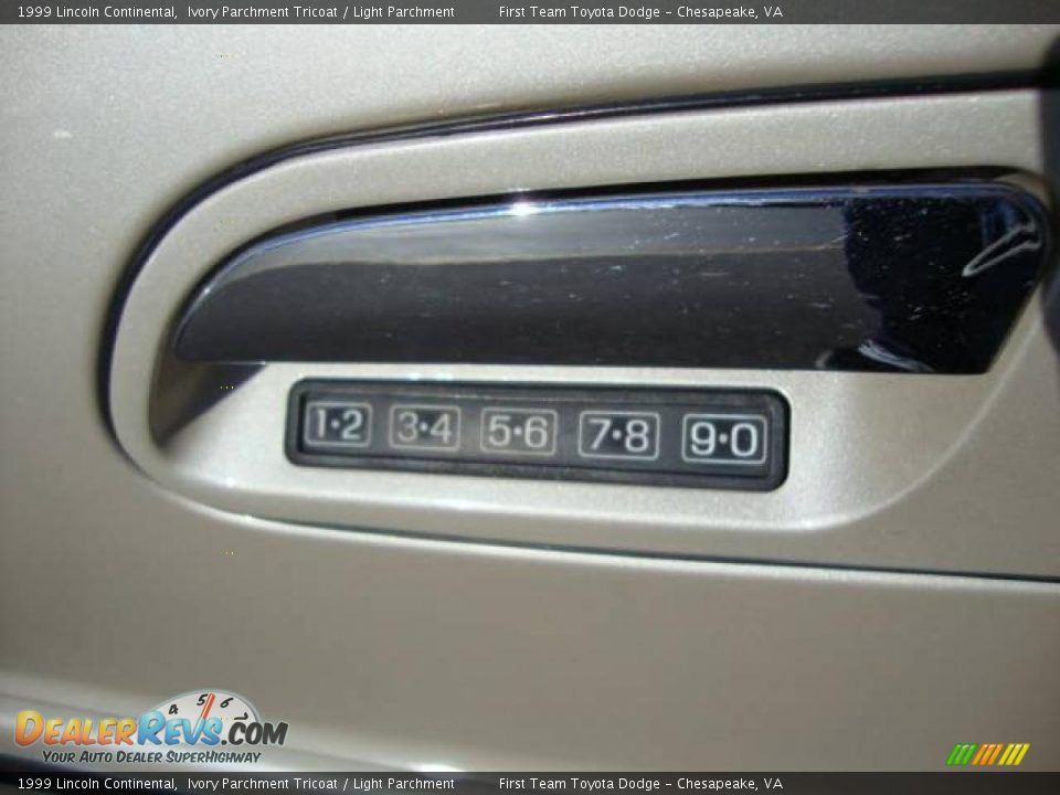 1999 Lincoln Continental Ivory Parchment Tricoat / Light Parchment Photo #22