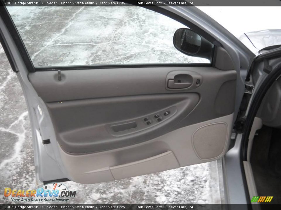2005 Dodge Stratus SXT Sedan Bright Silver Metallic / Dark Slate Gray Photo #6