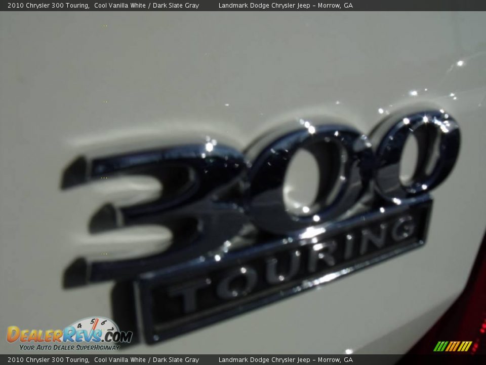 2010 Chrysler 300 Touring Cool Vanilla White / Dark Slate Gray Photo #7
