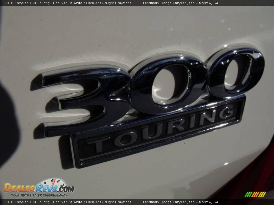 2010 Chrysler 300 Touring Cool Vanilla White / Dark Khaki/Light Graystone Photo #8