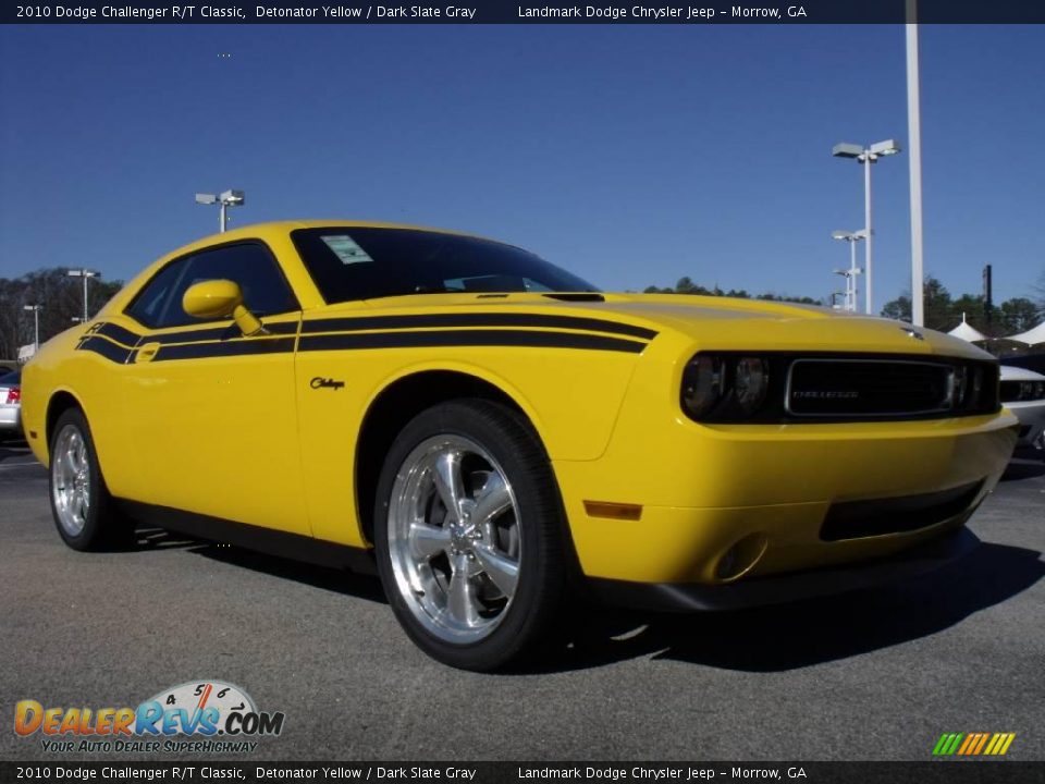 Front 3/4 View of 2010 Dodge Challenger R/T Classic Photo #4