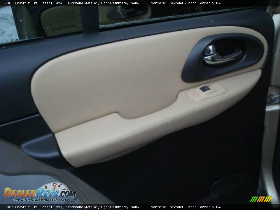 2006 Chevrolet TrailBlazer LS 4x4 Sandstone Metallic / Light Cashmere/Ebony Photo #13