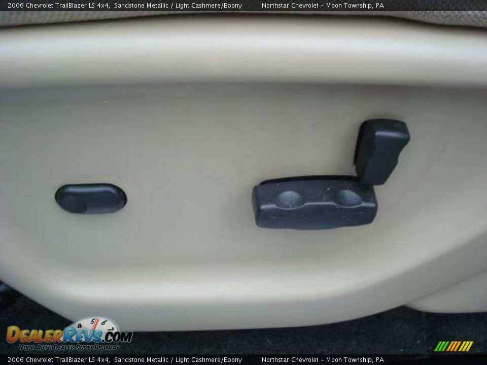 2006 Chevrolet TrailBlazer LS 4x4 Sandstone Metallic / Light Cashmere/Ebony Photo #15
