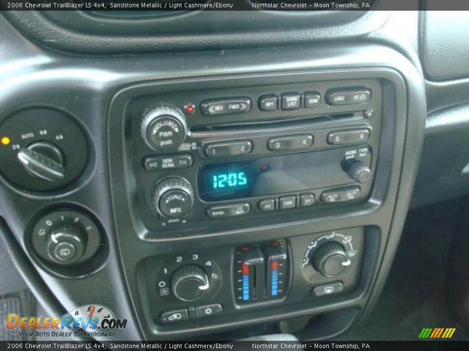 2006 Chevrolet TrailBlazer LS 4x4 Sandstone Metallic / Light Cashmere/Ebony Photo #18
