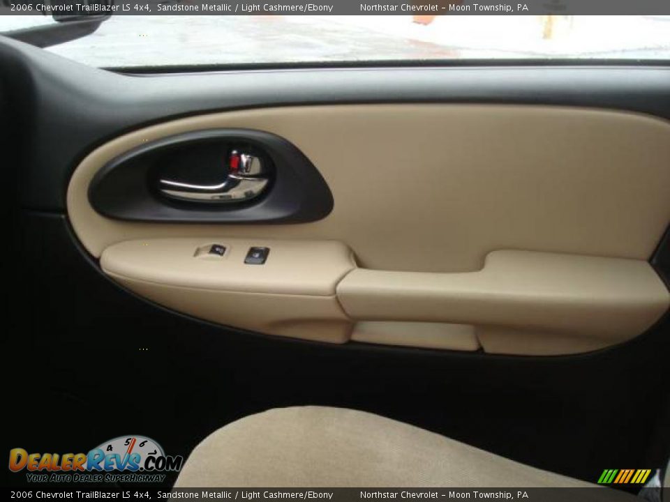 2006 Chevrolet TrailBlazer LS 4x4 Sandstone Metallic / Light Cashmere/Ebony Photo #19