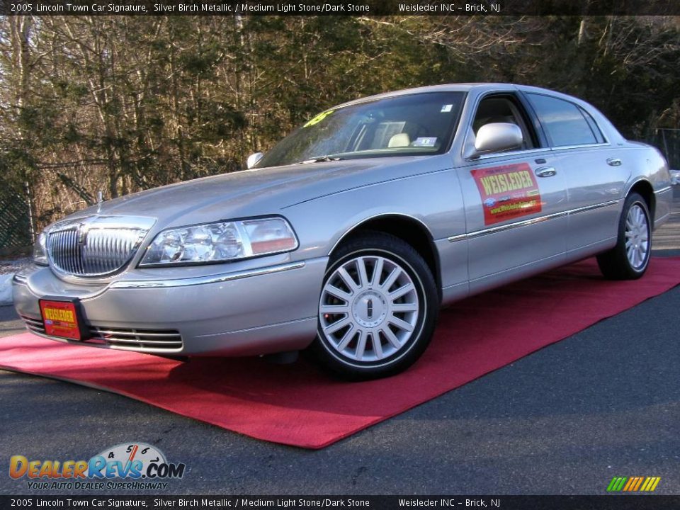 2005 Lincoln Town Car Signature Silver Birch Metallic / Medium Light Stone/Dark Stone Photo #1